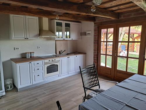 Konyha, Kokotova hiža (Kokotova hiza) in Hrascina