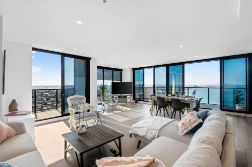 Modern, Spacious 2BR Penthouse with Bay Views