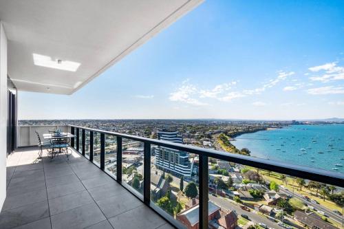 Modern, Spacious 2BR Penthouse with Bay Views