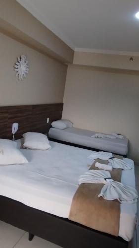 1 queen bed, 1 twin bed