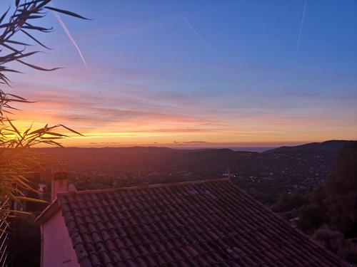 Vue mer, au calme, avec jardin ! - Location saisonnière - Spéracèdes