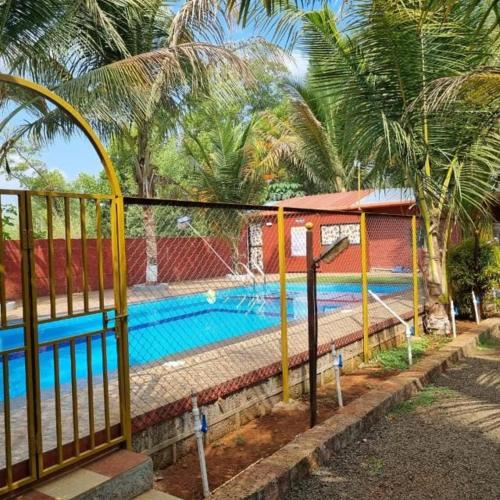 Peldbaseins, NS Brothers Farm & Resort in Kolad