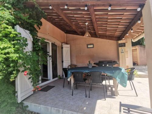 Rez de villa pour 4 personnes - Location saisonnière - Trets