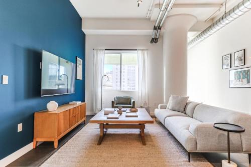 Sunny & Spacious 2BDR & 1BTH in Downtown LA in Los Angeles, USA