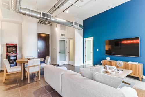 Sunny & Spacious 2BDR & 1BTH in Downtown LA in Los Angeles, USA