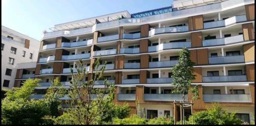 Appartement moderne cuisine ouverte avec une chambre et balcon