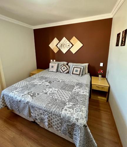 Apto para CASAL com bela VISTA, cama KING, COZINHA COMPLETA, VARANDA, PISCINA, SAUNA, PORTARIA 24h e GARAGEM