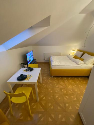 Small but Charming-Yellow Appartement