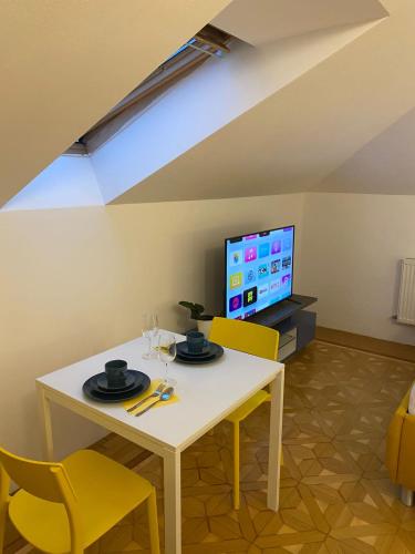 Small but Charming-Yellow Appartement