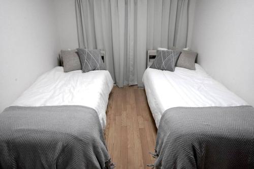 3 mins to Shinjuku sta by train! Twin beds,Projector,Appliances!