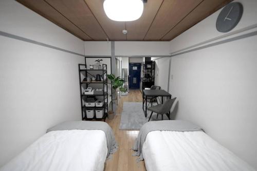 3 mins to Shinjuku sta by train! Twin beds,Projector,Appliances!
