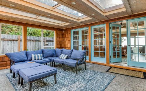 Agate Beach Oceanfront Suite A - main image