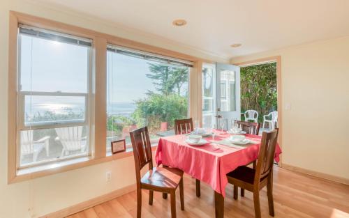 Agate Beach Oceanfront (Suite B)