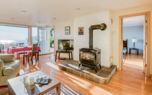 Agate Beach Oceanfront (Suite B)