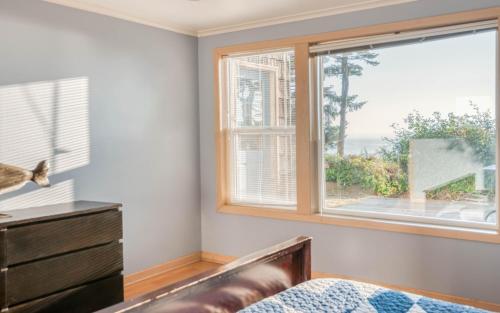 Agate Beach Oceanfront (Suite B)