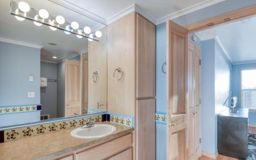 Agate Beach Oceanfront Suite B - image 14
