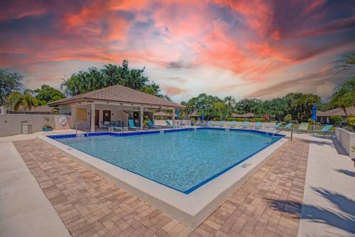 Úszómedence, PGA National Getaway Cozy Club Cottage in Palm Beach Gardens