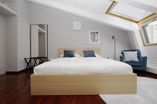 Penthouse with Patio & 2 Baths, 10 Min to Duomo, Milan