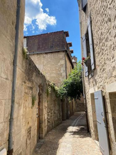 T2 PARFAITEMENT SITUÉ AU PIED DE LA CATHÉDRALE