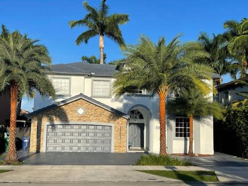 THE PALMS - VACATIONS HOUSE- 5/Bedrooms +Pool in Kendall West