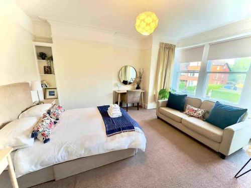 Spacious & Bright 3 bed Harrogate Apartment in Oatlands