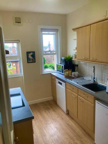 Spacious & Bright 3 bed Harrogate Apartment in Oatlands