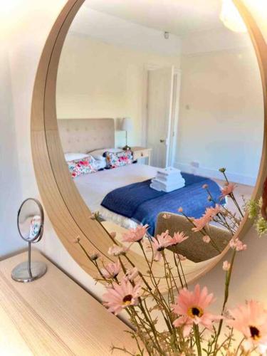 Spacious & Bright 3 bed Harrogate Apartment in Oatlands