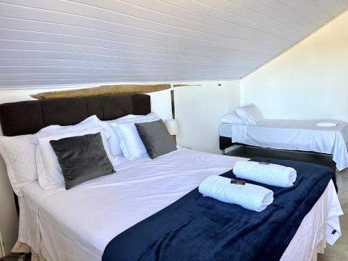 1 queen bed, 1 twin bed