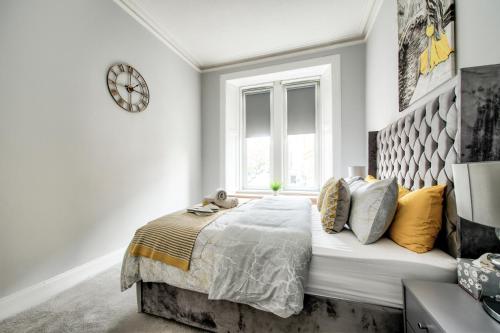 Two Bed Stylish Apartment in Heart of West End 2