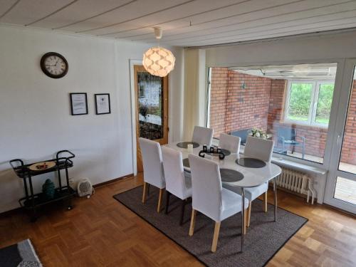 厄勒布鲁 Villa med egen parkering. Mojlighet att boka fran 1 och upp till 5 personer. 4星级 单人房 泳池
