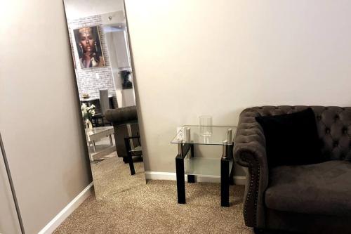 ENTIRE HOME At Cherry Hill Towers- Chic Retreat With Queen Bed and Coffee Bar in Cherry Hill, USA