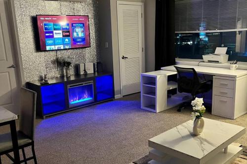 ENTIRE HOME At Cherry Hill Towers- Chic Retreat With Queen Bed and Coffee Bar in Cherry Hill, USA
