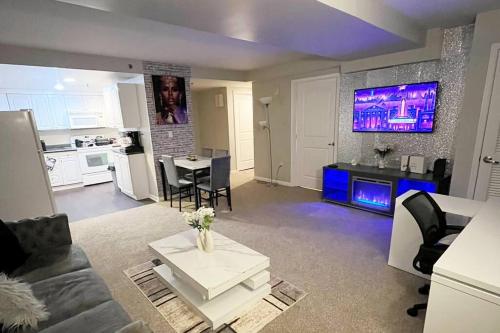 ENTIRE HOME At Cherry Hill Towers- Chic Retreat With Queen Bed and Coffee Bar in Cherry Hill, USA