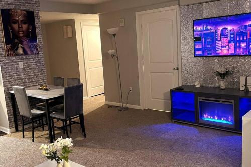 ENTIRE HOME At Cherry Hill Towers- Chic Retreat With Queen Bed and Coffee Bar in Cherry Hill, USA