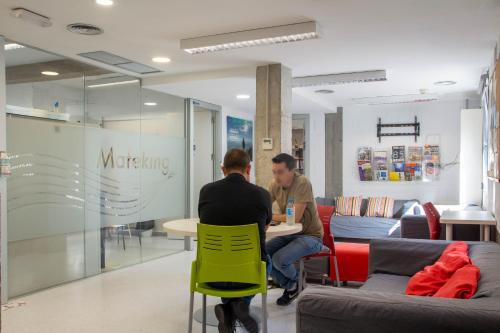 صالة مشتركة/ منطقة التلفزيون, Scout Madrid Hostel in موراتالاز