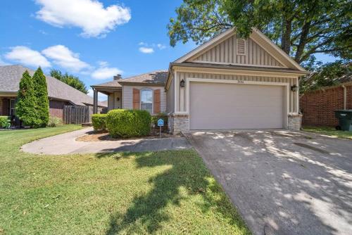 Hot Tub/ Game Room/ Theater - 8 Mins from U of A in Fayetteville, USA