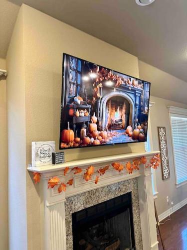 Hot Tub/ Game Room/ Theater - 8 Mins from U of A in Fayetteville, USA