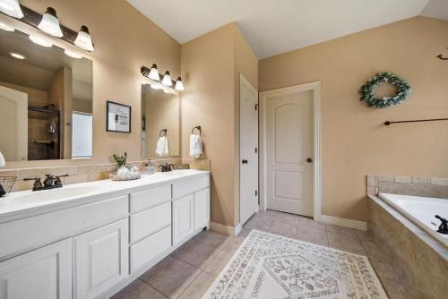 Hot Tub/ Game Room/ Theater - 8 Mins from U of A in Fayetteville, USA