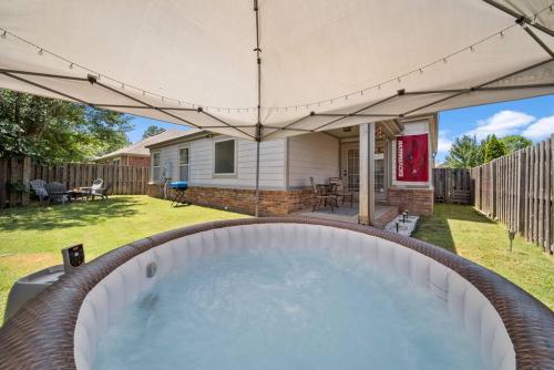 Hot Tub/ Game Room/ Theater - 8 Mins from U of A Hot Tub/ Game Room/ Theater - 8 Mins from U of A