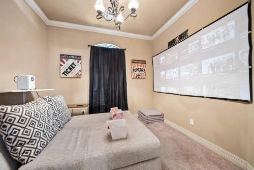 Hot Tub/ Game Room/ Theater - 8 Mins from U of A
