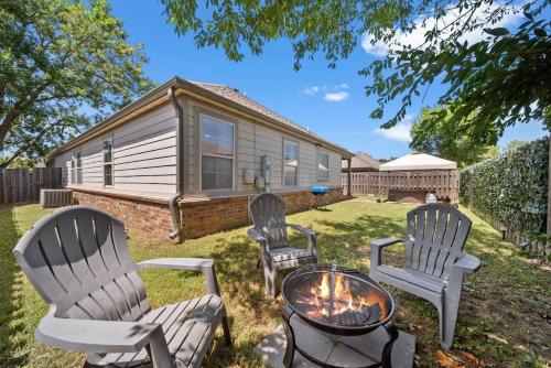 Hot Tub/ Game Room/ Theater - 8 Mins from U of A Hot Tub/ Game Room/ Theater - 8 Mins from U of A