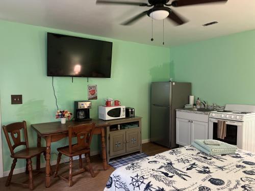 Boat House Studio - Water Front Pets WiFi Smart TV apts in Norfolk, USA