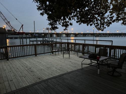 Boat House Studio - Water Front Pets WiFi Smart TV apts in Norfolk, USA