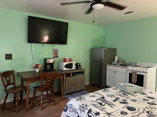 Boat House Studio - Water Front Pets WiFi Smart TV apts