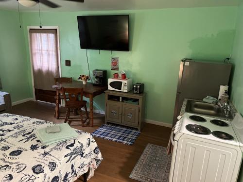 Boat House Studio - Water Front Pets WiFi Smart TV apts