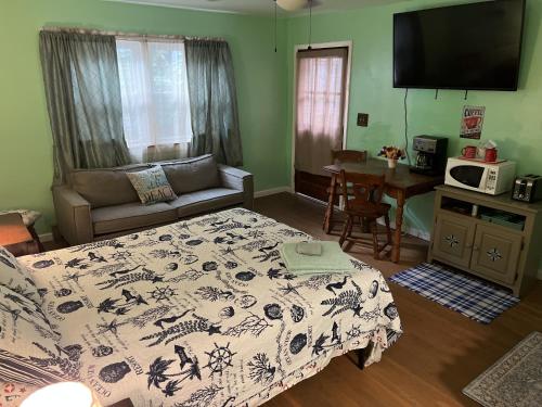 Boat House Studio - Water Front Pets WiFi Smart TV apts