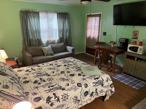 Boat House Studio - Water Front Pets WiFi Smart TV apts