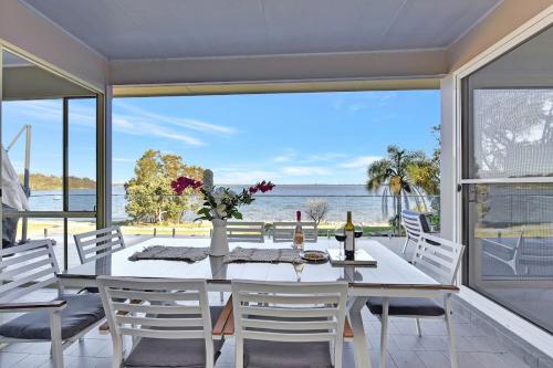 Terraza/balcón, Royal Retreat Peaceful Lakefront in Lake Munmorah