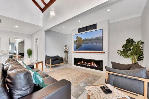 sala de TV, Royal Retreat Peaceful Lakefront in Lake Munmorah