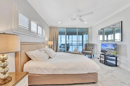 Royal Retreat Peaceful Lakefront in Lake Munmorah
